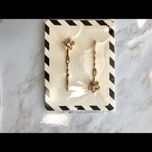 GOLD FLORAL BOBBY PINS